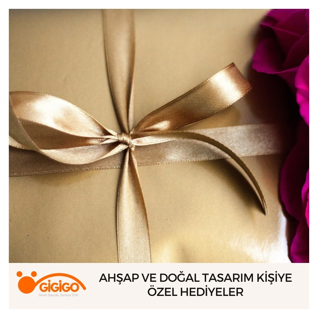 Ahşap malzemeden yapılmış kişiye özel mumluk detayı