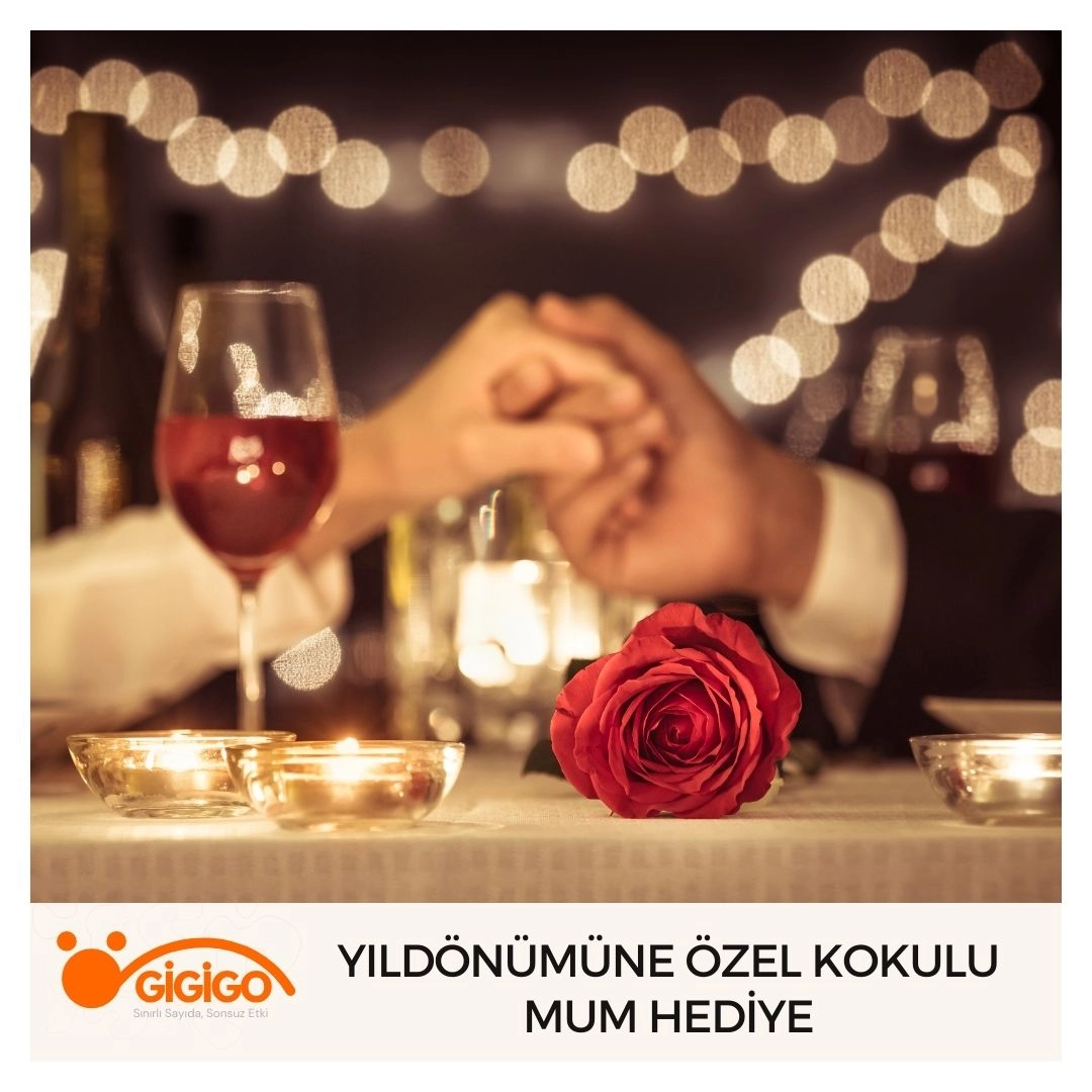 Romantik yıldönümü hediyesi olarak kokulu mum ve ahşap mumluk seti