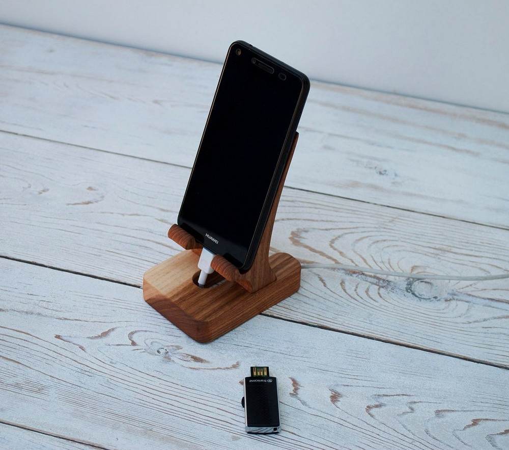 Kişiye Özel - Ahşap Masaüstü Telefon Standı